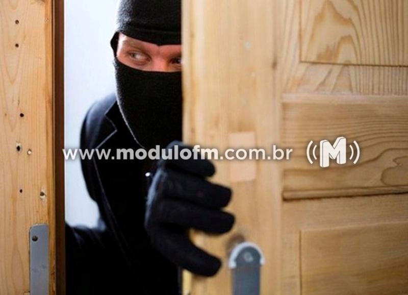 Criminosos invadem residência e levam documentos, celulares e dinheiro...