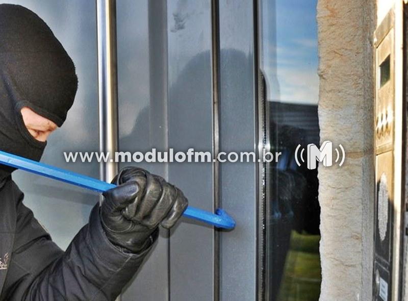 Escola é arrombada e furtada durante a madrugada em...