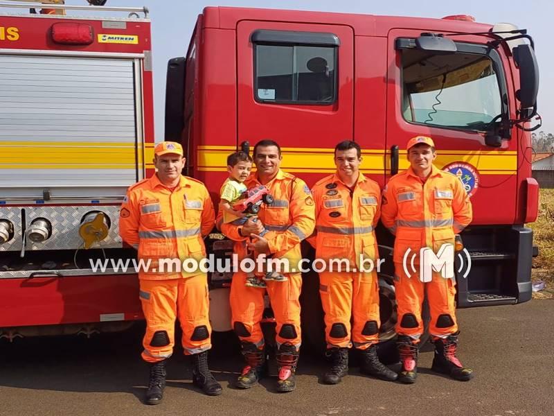 Garoto de 3 anos realiza sonho de ser bombeiro...