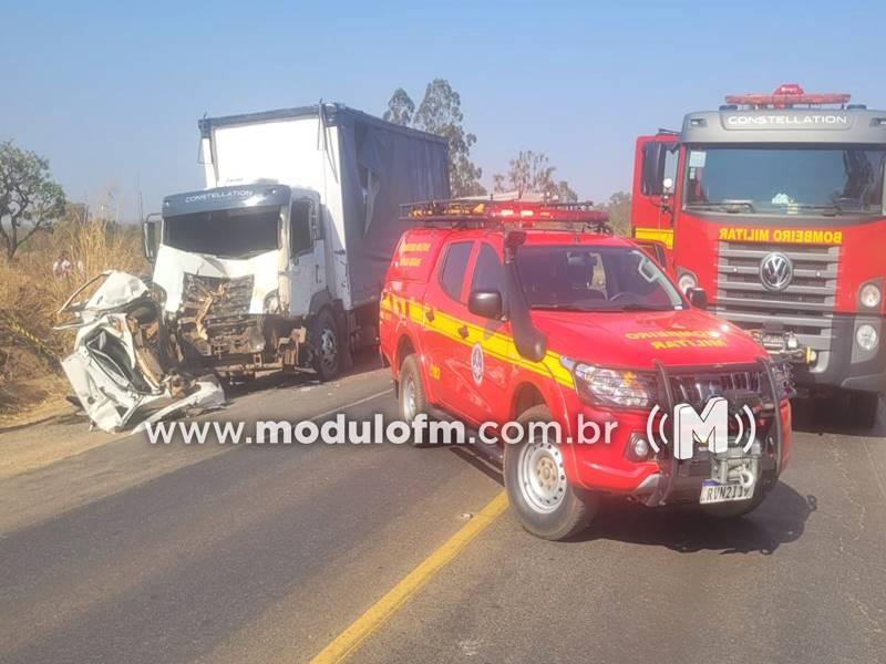ATUALIZADA: Grave acidente na BR-365 deixa quatro mortos e...