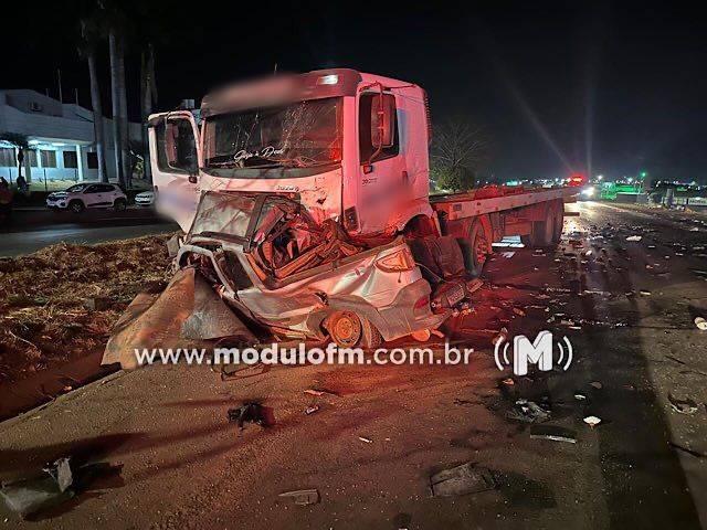 Motorista perde a vida em grave acidente entre picape...