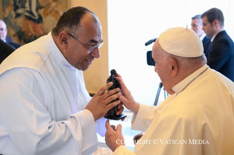 Padre Vinícius Maciel participa de audiência com o Papa...