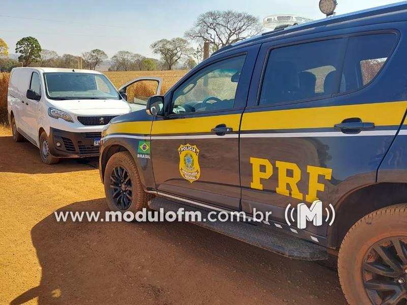 Polícia Rodoviária Federal recupera veículo roubado após intensa perseguição...