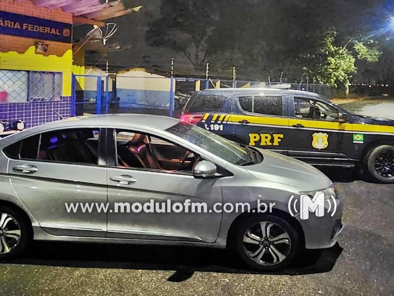 PRF prende dois homens com veículo furtado e clonado...