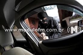 Veículo é levado por criminosos e abandonado após furto...