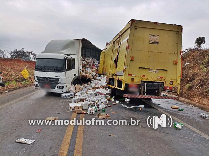 Grave acidente entre caminhões deixa um morto e um...