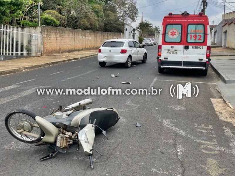 Mulher fica ferida em colisão entre carro e motocicleta...
