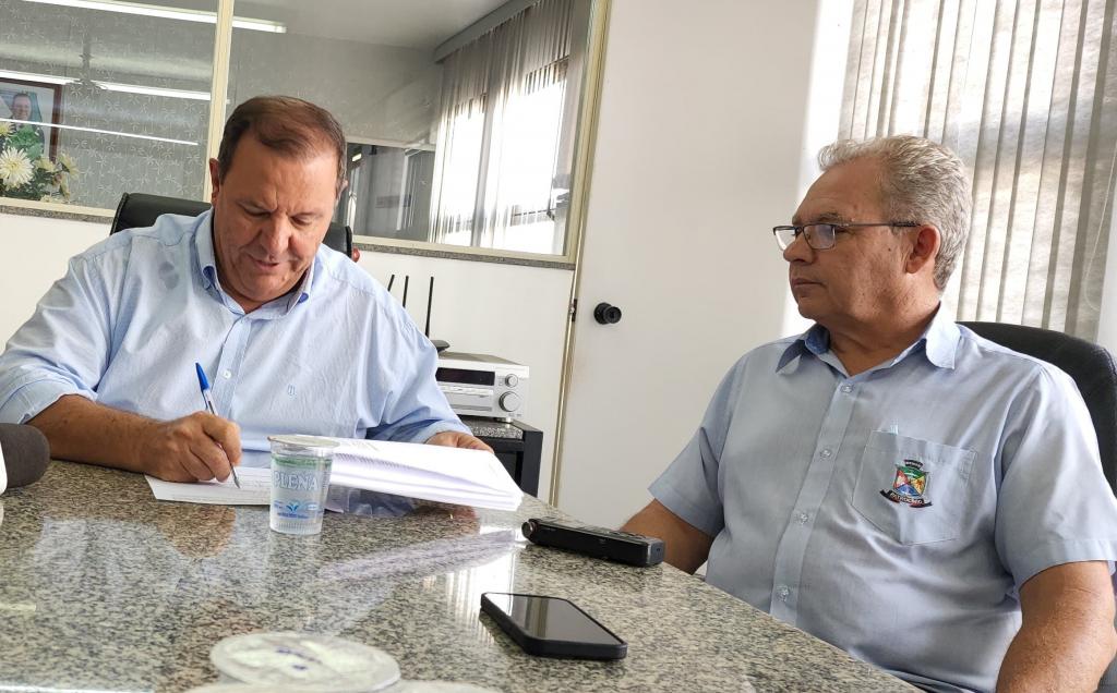 Prefeito assina convênio para construção de 144 apartamentos do...