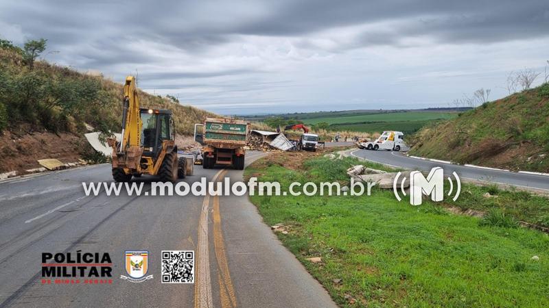 Carreta tomba na Serra da Catiara e bloqueia a...