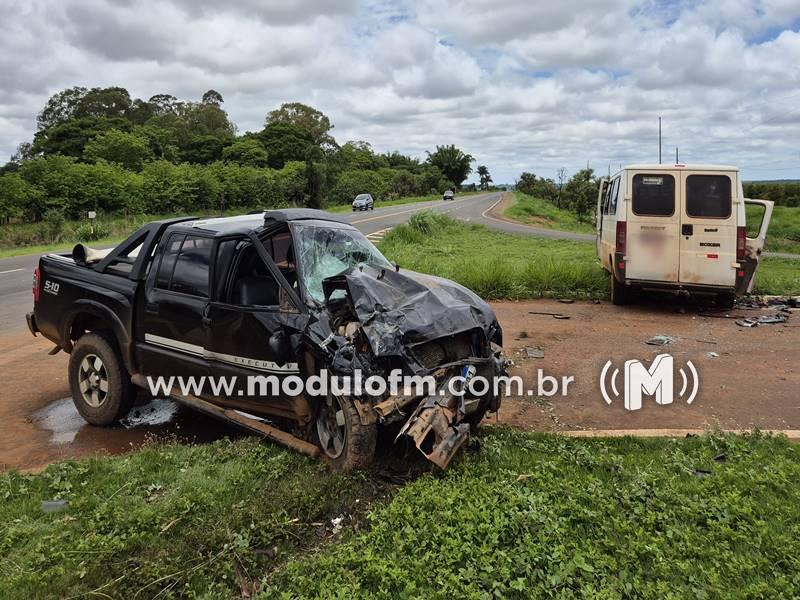 Colisão entre caminhonete e van deixa dois gravemente feridos...