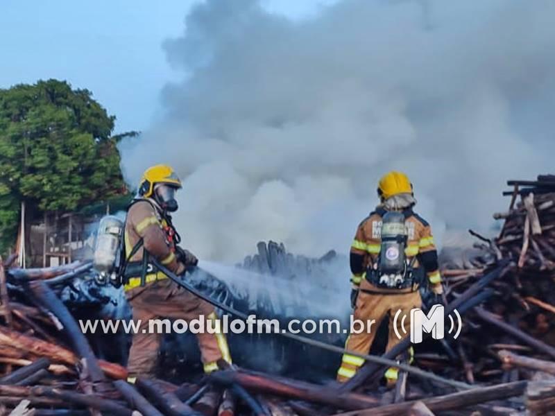 Corpo de Bombeiros de Patrocínio controla incêndio em padaria...