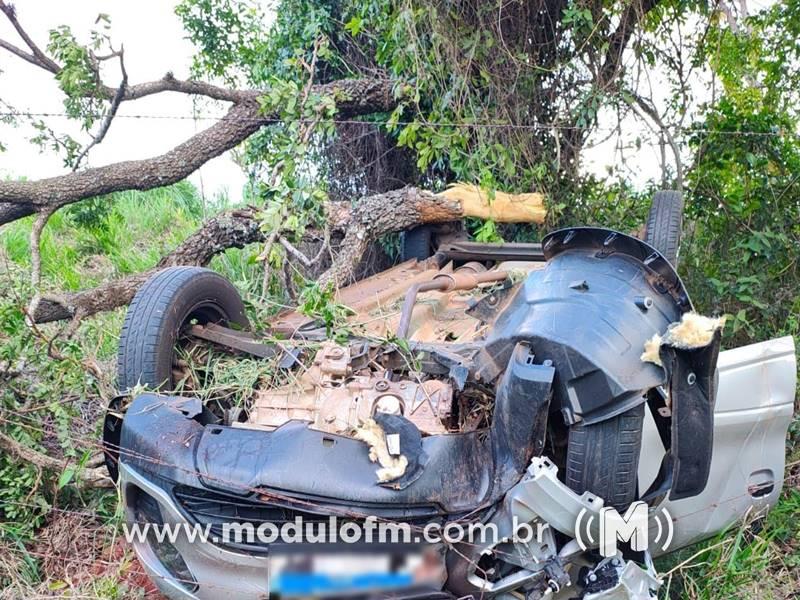 Motorista cochila ao volante e capota veículo na MG-188...