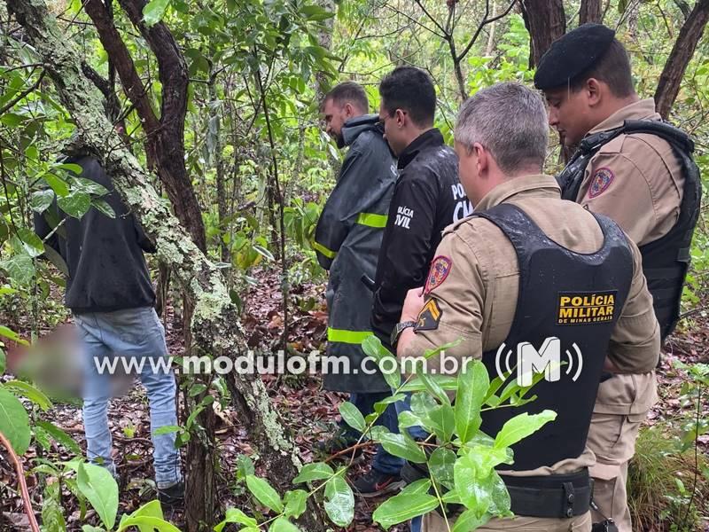 Mulher encontra corpo em estado avançado de decomposição enquanto...
