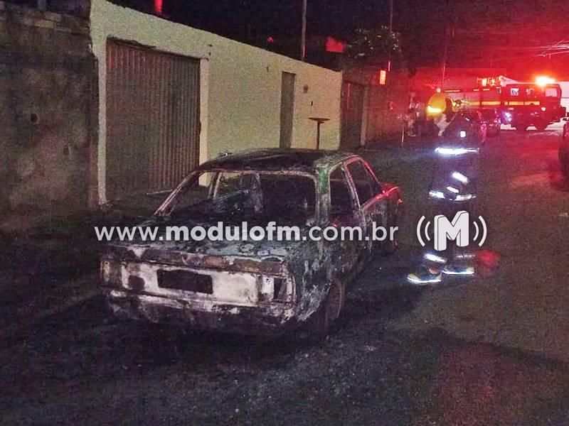 Pane elétrica provoca incêndio e destrói carro no bairro...