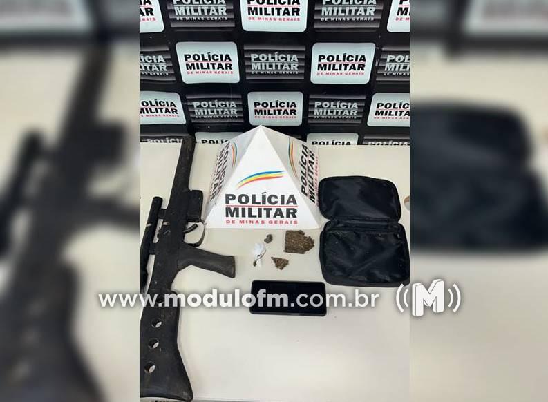 Polícia Militar prende homem com drogas e arma semelhante...