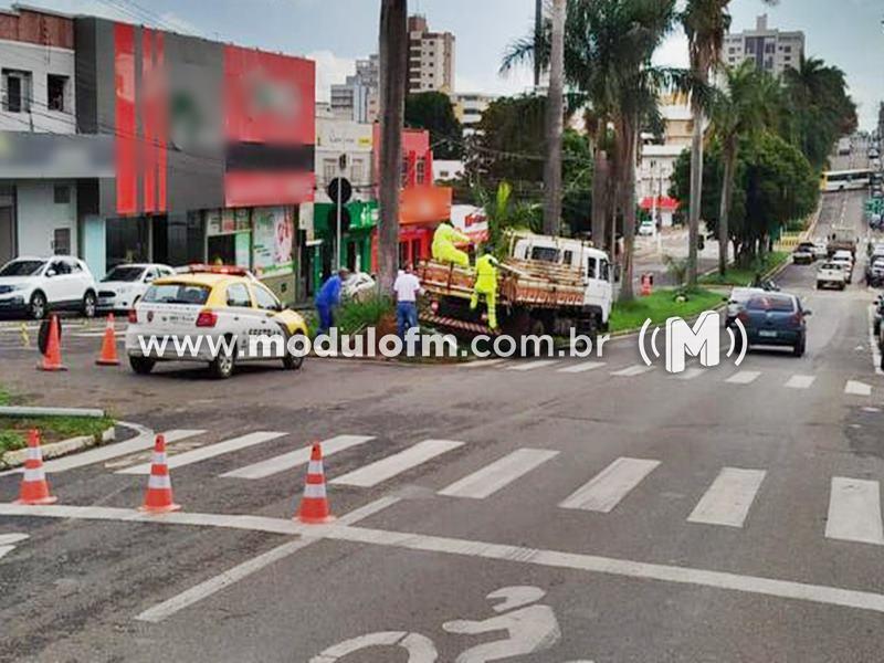 Poste de semáforo é danificado após colisão de veículo...