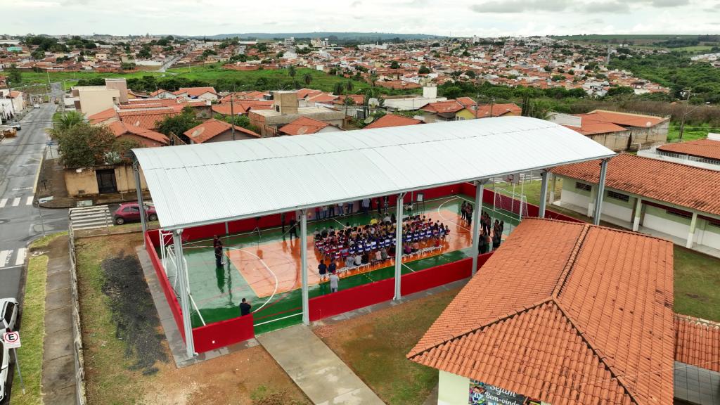 Prefeitura inaugura quadra na Escola Conceição Eloi dos Santos...