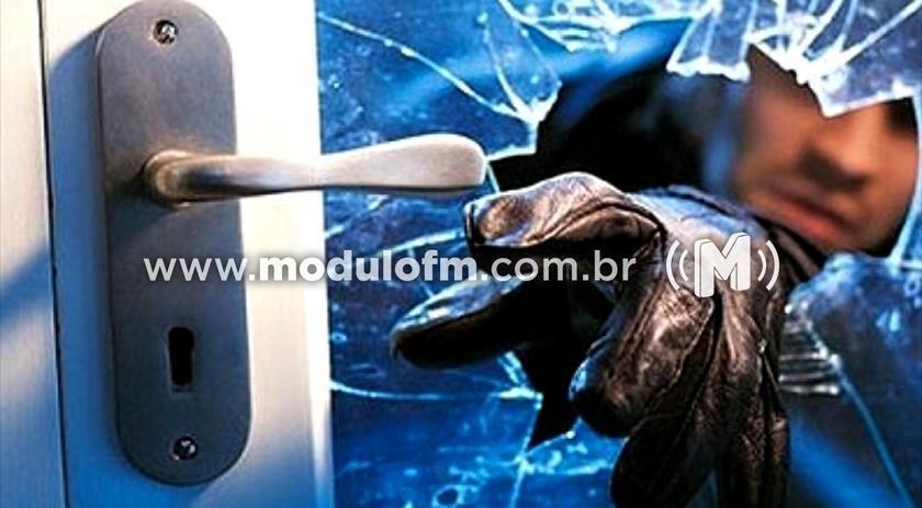 Residência é alvo de arrombamento e furto em plena...