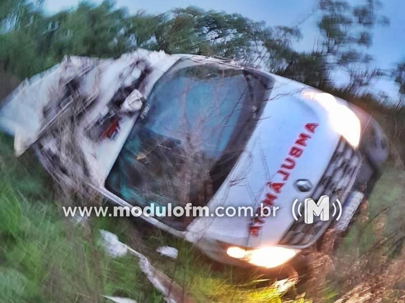 Três ficam feridos em capotamento de ambulância na BR-262;...