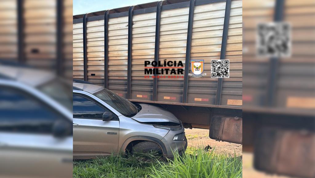 Acidente entre caminhão e Fiat Toro é registrado na...