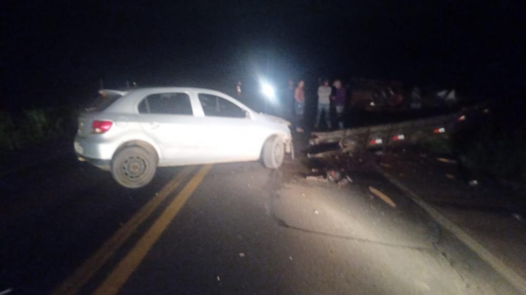 Acidente entre Gol e caminhão na BR-365 deixa uma...