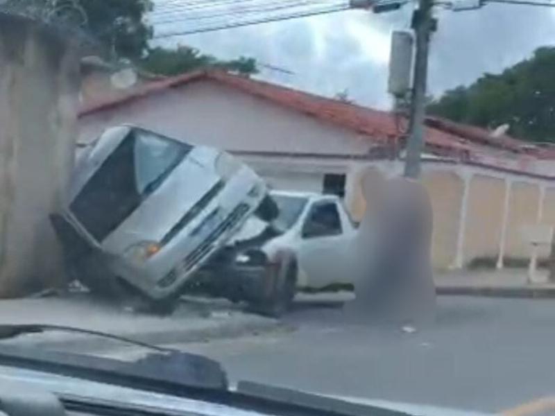 Acidente no bairro Matinha deixa veículos danificados, mas sem...
