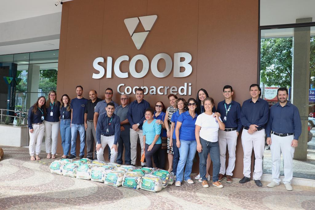 Campanha Natal de Amor do Sicoob Coopacredi faz doação...