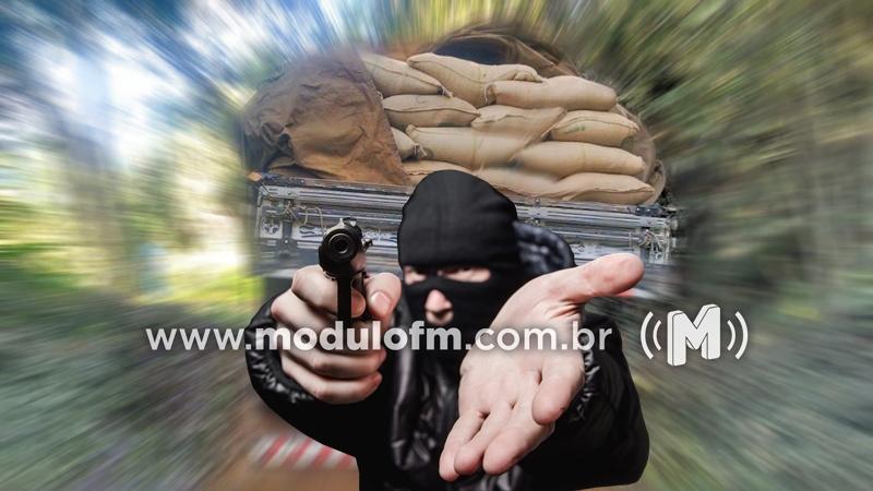 Criminosos armados roubam carreta com sacas de café e...