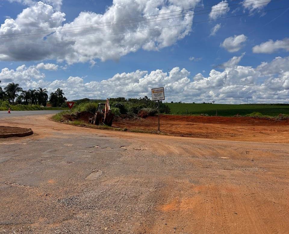 MG-230: Iniciada a limpeza do terreno para construção do...