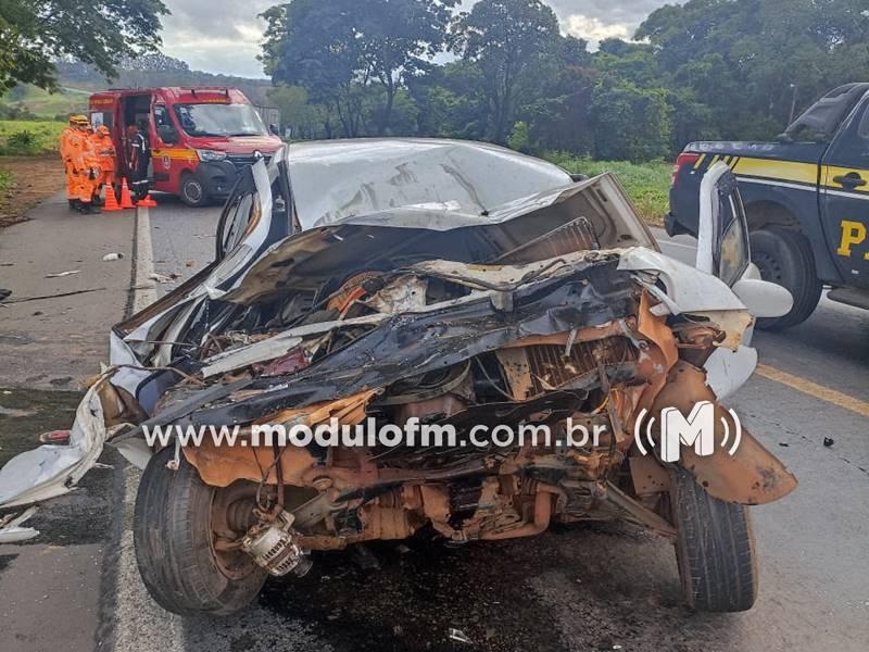 Motorista de carro de passeio fica ferido em colisão...