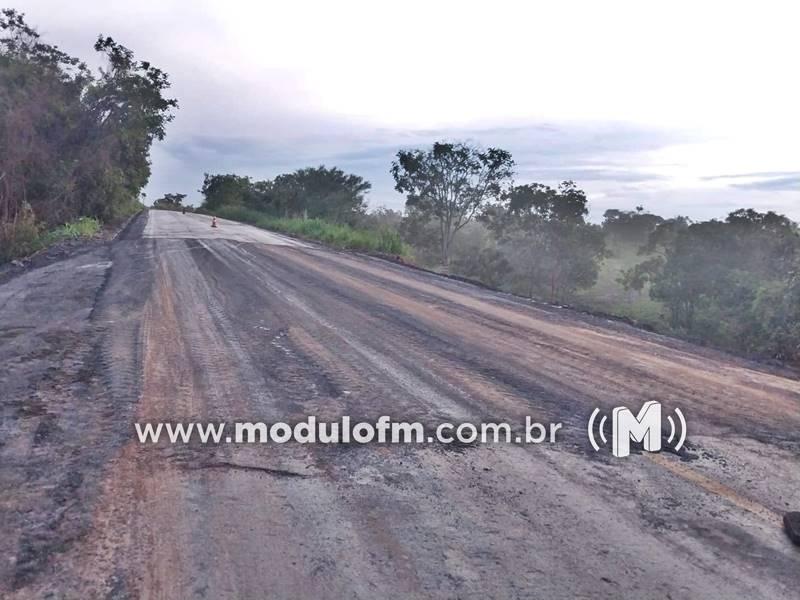 Tráfego na MG-190 entre Monte Carmelo e Abadia dos...
