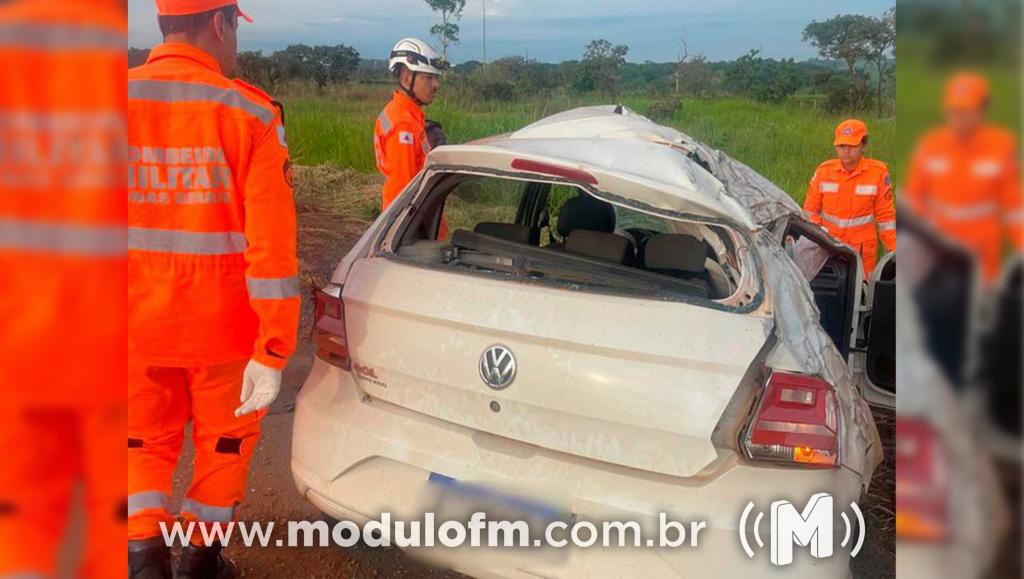 Vítima é socorrida após capotamento de veículo na BR...