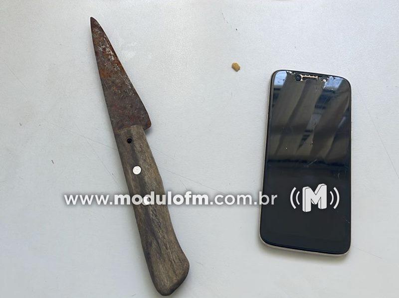 Garota é apreendida após ser flagrada com faca, celular...