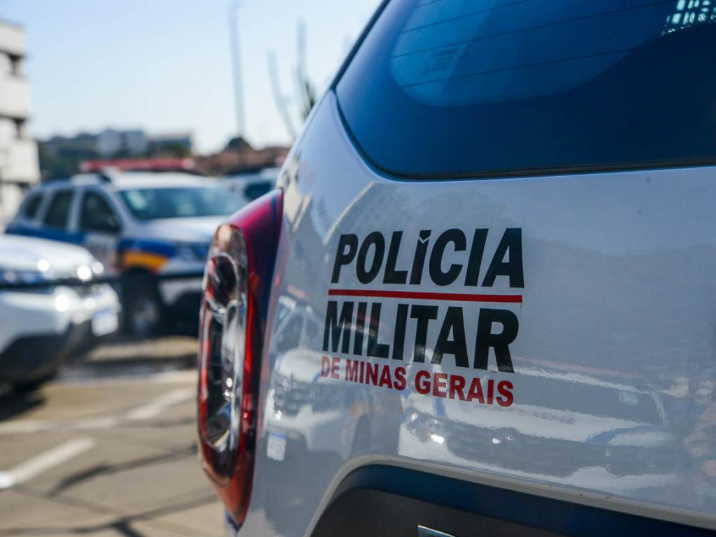Homem consome alimentos e bebidas em padaria, recusa-se a...