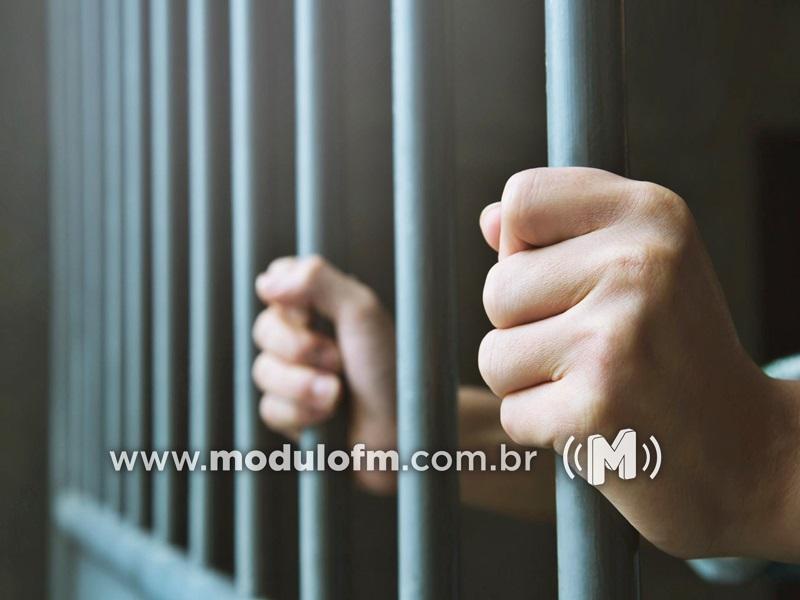 Homem é preso por descumprir medida protetiva e invadir...