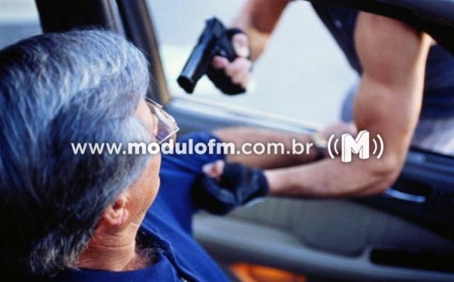 Homem é sequestrado e tem caminhonete roubada ao estacionar...