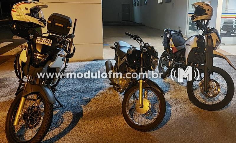 Jovem é flagrado empinando moto e dirigindo na contramão...