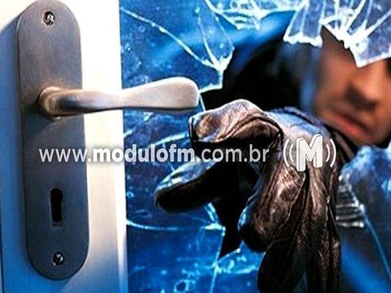 Ladrões aproveitam ausência de morador que estava na igreja...