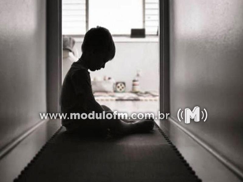 Mulher é presa após abandonar os 05 filhos em...