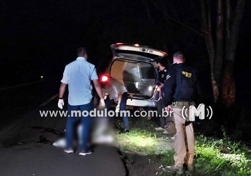 Mulher morre atropelada na BR-365 e motorista foge sem...
