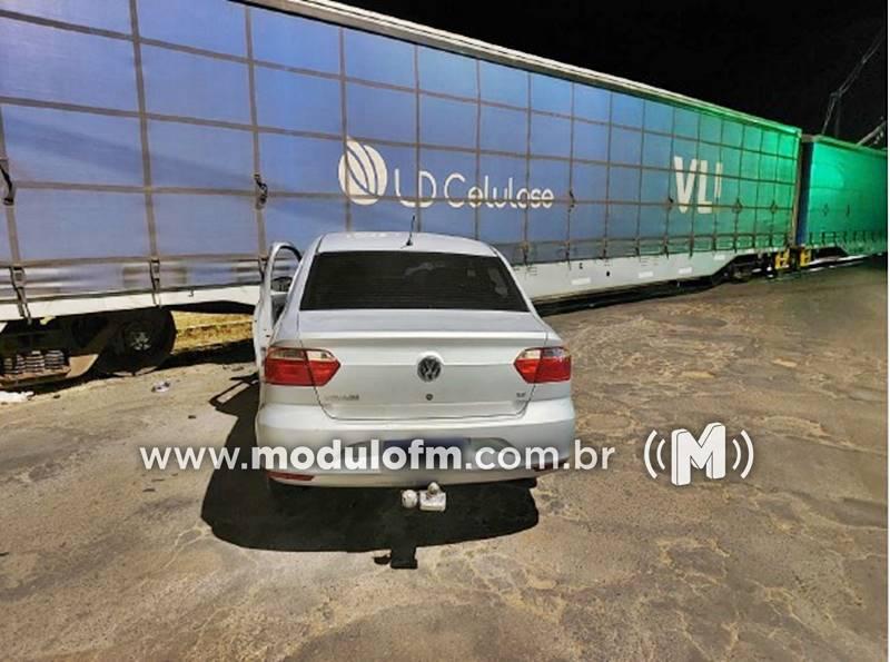 Carro colide com locomotiva em Patrocínio e ocupantes fogem...