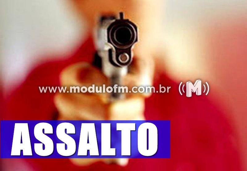 Criminoso simula estar armado e rouba quase R$ 1.000...