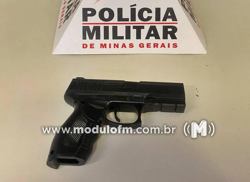 Foragido da Justiça é preso com simulacro de arma...