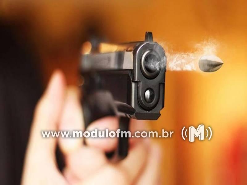 Homem com tornozeleira eletrônica agride vítimas com machadinha e...