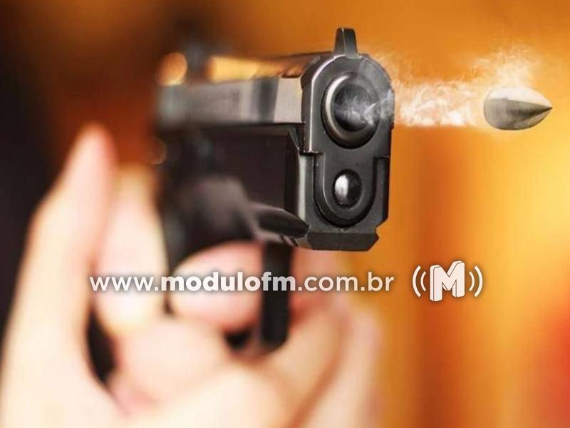 Homem é baleado na perna ao manusear arma em...