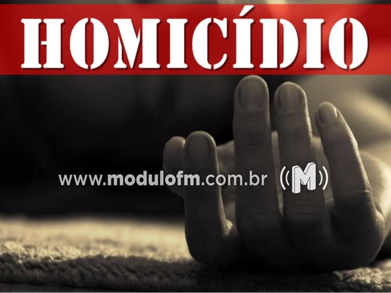 Homem é executado a tiros dentro de carro na...