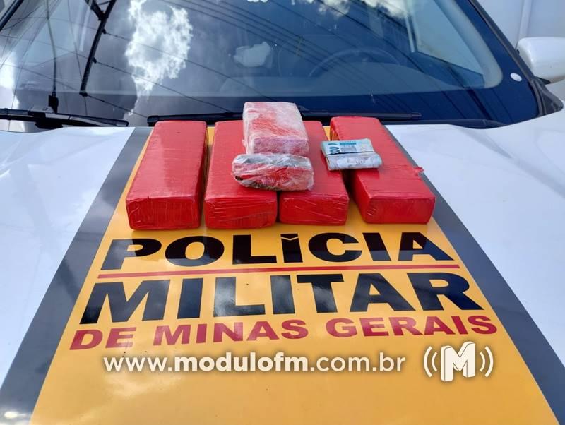 Homem é preso após perseguição e apreensão de drogas...