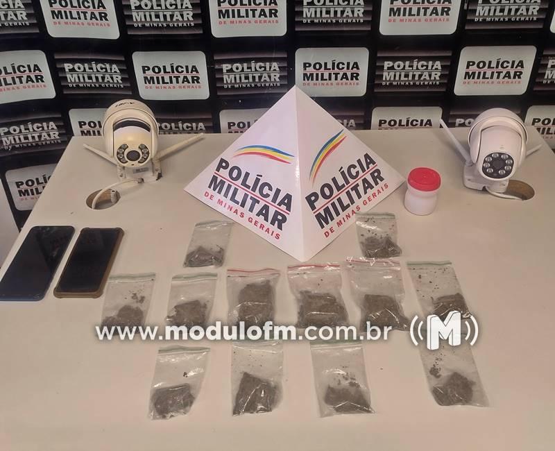 Homem é preso sob suspeita de tráfico de drogas...