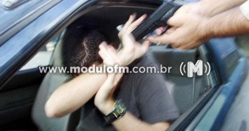 Homem para o carro para urinar, é feito refém...