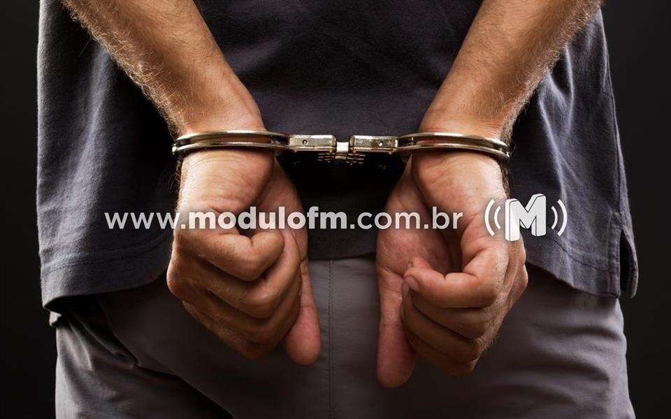 Jovem com extensa ficha criminal devolve dinheiro furtado antes...